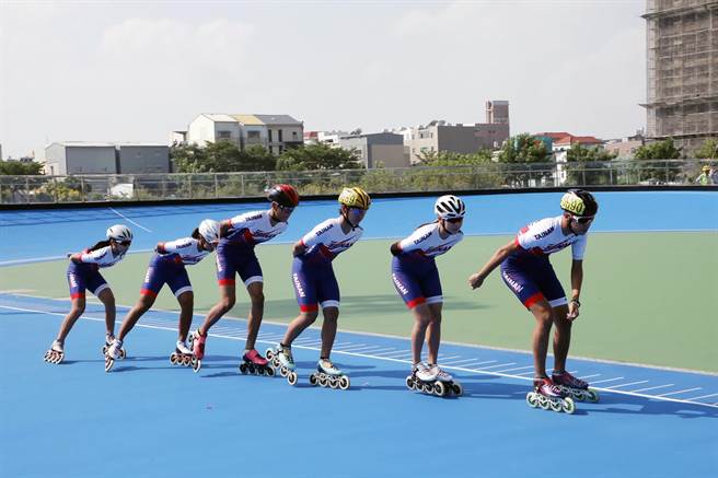 台南市永大滑轮溜冰场今天启用，全运会台南市代表队选手下场试溜。（市府提供／洪荣志台南传真）