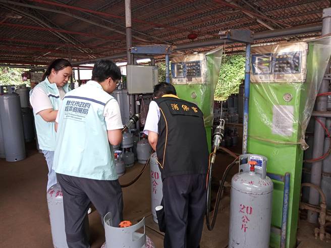 新北市消保官和经发局联合稽查辖内瓦斯行，发现一间瓦斯分装场「偷斤减两」，当场要求重灌。（新北市消保官提供）