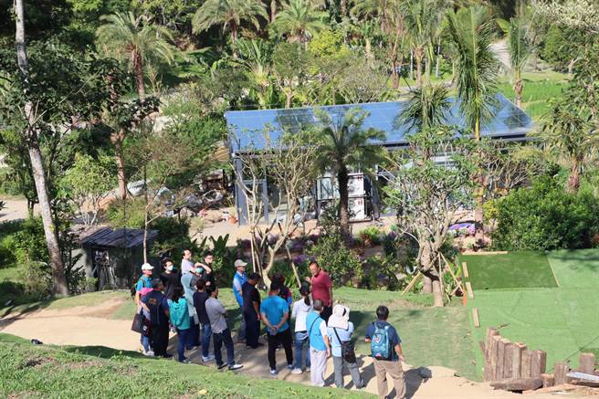 县府各局处人员到场现勘。（苗栗县政府提供／李京升苗栗传真）