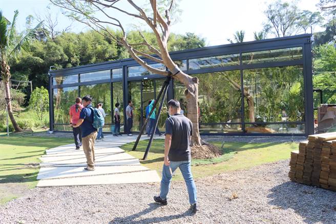 县府今天派员到场现勘。（苗栗县政府提供／李京升苗栗传真）