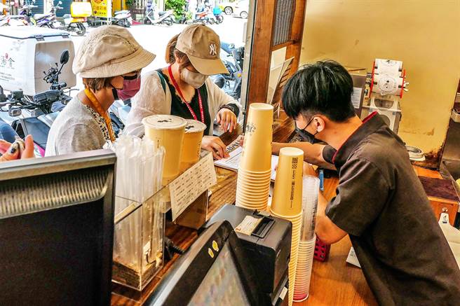 新竹县1日起禁用塑胶一次用饮料杯，2日稽查20店无违规。（新竹县政府提供／罗浚滨新竹传真）