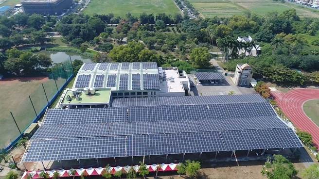 联硕能源公司在台南市崇明国中投资兴建的屋顶型案场。（联硕能源公司提供／张毓翎台南传真）