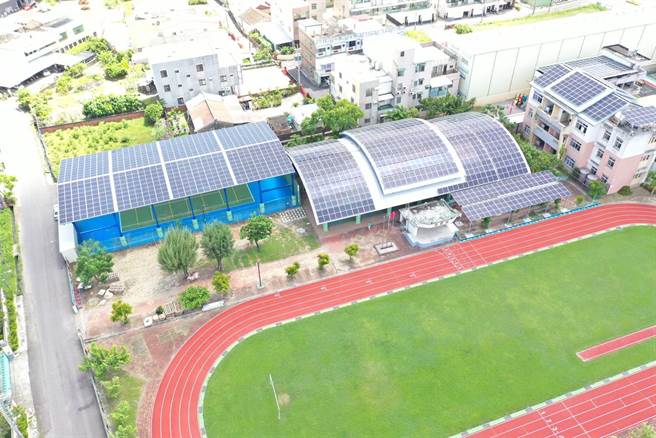 联硕能源公司在台南市南兴国小投资兴建的屋顶型案场。（联硕能源公司提供／张毓翎台南传真）