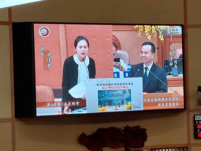 屏東明揚大火造成10死113傷，揚明廠區倉庫被揪出有超量30倍的化學物品，國民黨新北市議員洪佳君關切，如同樣的事情發生在新北，消防隊員是否能提前掌握廠區狀況。（陳慰慈攝）