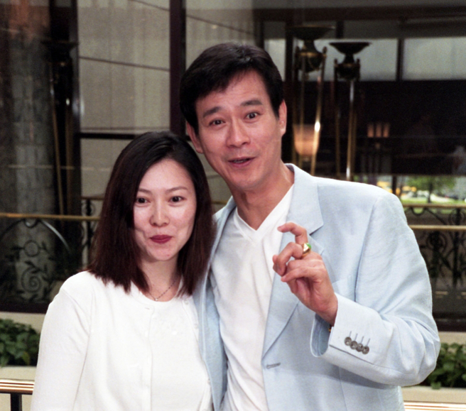 郑少秋与现任妻子官晶华。（图／中时资料照）