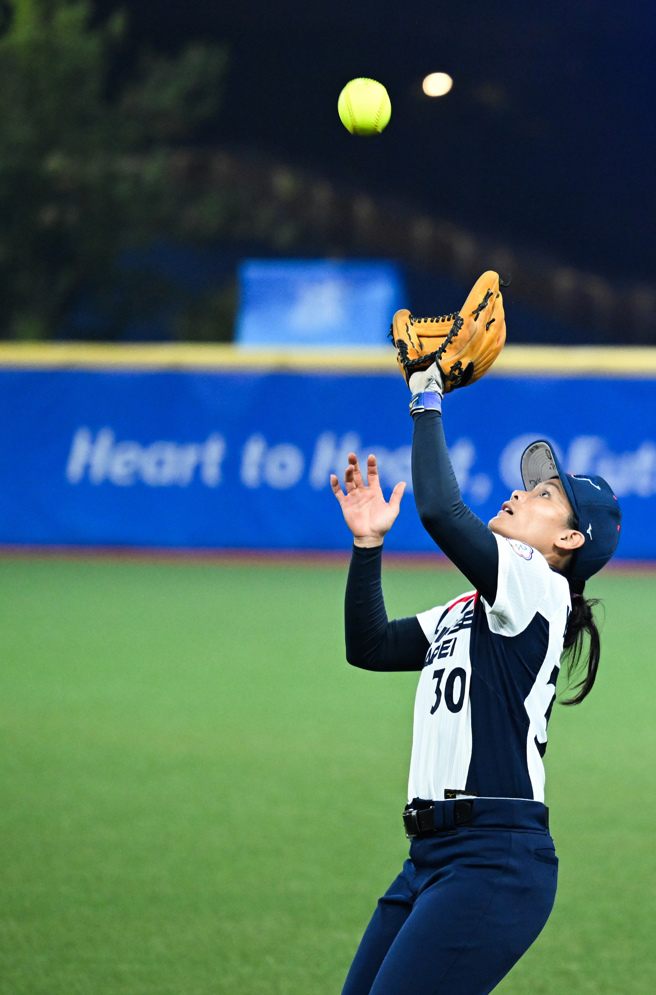 中华队杨依婷接杀飞球。（新华社资料照）