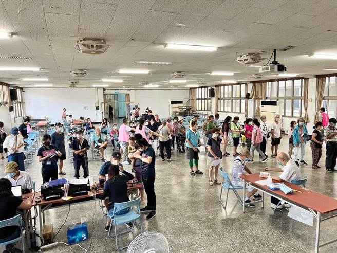 新竹市流感疫苗2日分别在东、北、香山等3个区开打，其中，东区仅有高端疫苗，有3成人直接掉头就走。（新竹市卫生局提供／陈育贤新竹传真）