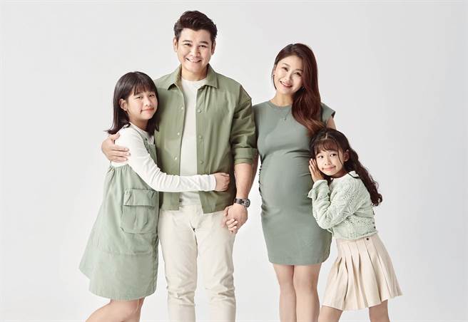 叶家妤怀第三胎，全家一起入镜接受专访。（婴儿与母亲提供）