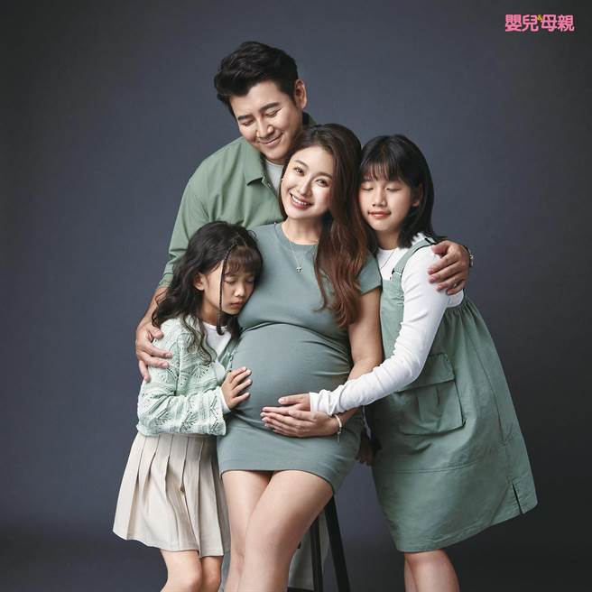 叶家妤怀第三胎，全家一起入镜接受专访。（婴儿与母亲提供）