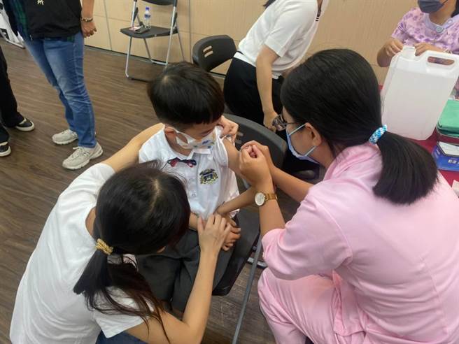 公费流感疫苗2日开打，其中「高端」名列在册传出反弹声浪，中市校园集中接种及各区卫生所皆未传出民眾躲打情况。（中市府提供／潘虹恩台中传真）