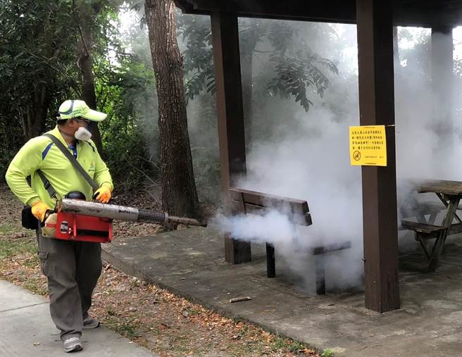 为防治登革热卫生局採喷药措施，引发民眾质疑用药安全，专家指环境卫生用药成分对哺乳类安全高。（卫生局提供／任义宇高雄传真）