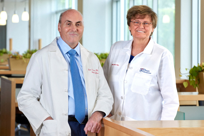 2023諾貝爾生醫獎頒給2位研究mRNA關鍵技術的美國學者魏斯曼（左）及匈牙利裔美籍生技科學家卡里科（右）。（圖／路透社，美國賓州大學提供）