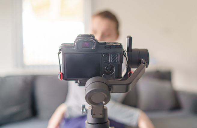 YouTuber「我是老爸，我不要当爸！」透露罹患脑瘤。（示意图非当事人／shutterstock）