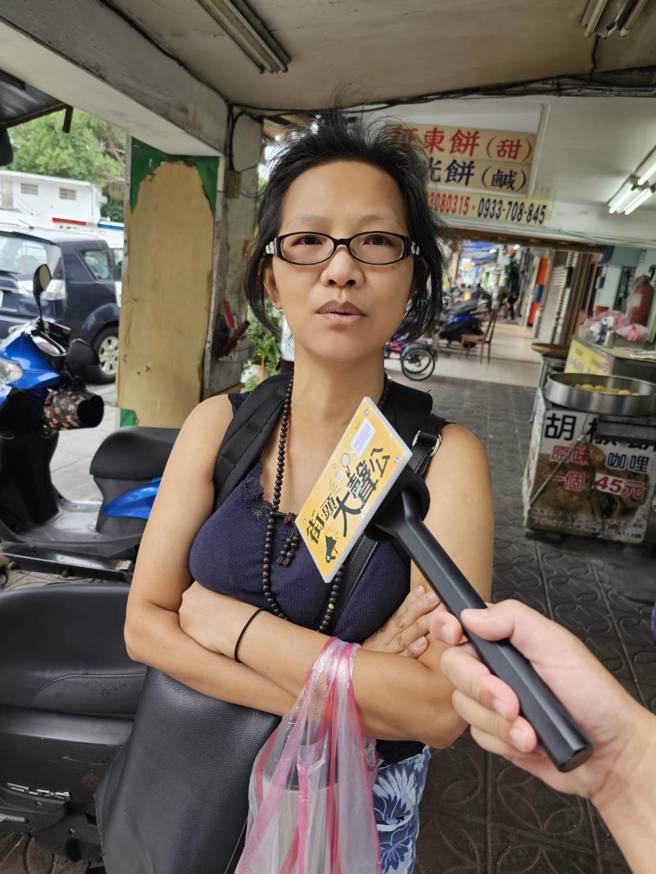 居民郭小姐则认为，「锺小平身为在地议员，应解决问题，非把万华标籤化」。（游定刚拍摄）