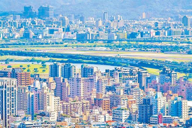 台北市都发局今表示，由于台北市青壮年人口扶养负担是全台最高，申请者租屋且设籍于台北市，并且扶养成年子女或父母者、家庭成员平均每人每月收入2万8520元以下，北市最高加码补助6000元。（示意图／本报资料照）