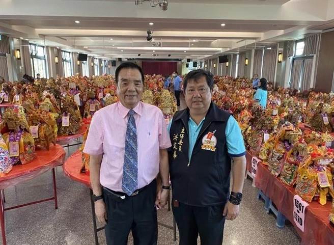 拱天宫主委洪文华与安西府主任委员林清标合影留念。（民眾提供／李京升苗栗传真）