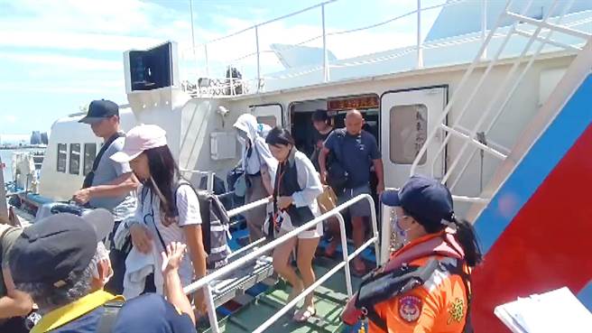 小犬颱风逼近，台东兰屿、绿岛输运约1500名游客返台。（萧嘉蕙摄）