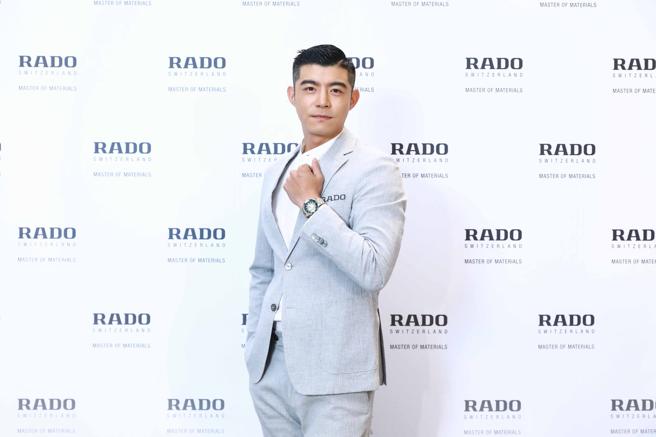 王柏傑受邀擔任雷達表板橋大遠百旗艦店的開幕剪綵嘉賓。（RADO提供）