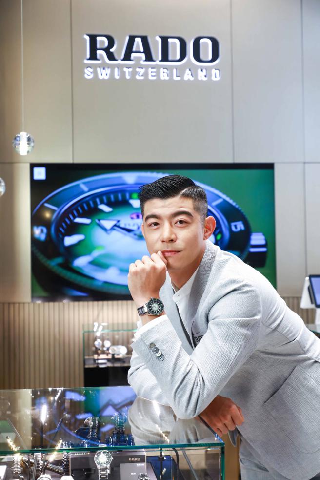 王柏傑受邀擔任雷達表板橋大遠百旗艦店的開幕剪綵嘉賓。（RADO提供）