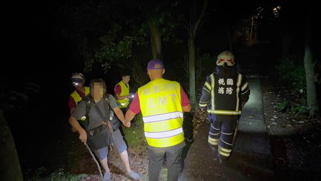 桃园市冯姓男子在樟脑寮步道迷路，他只在社区Line群组留言「自己在一片竹林里，并且看得到铁轨」，其他住户看到后拨打119求救，消防人员初判出冯男位置，并顺利找到冯男。（翻摄照片）