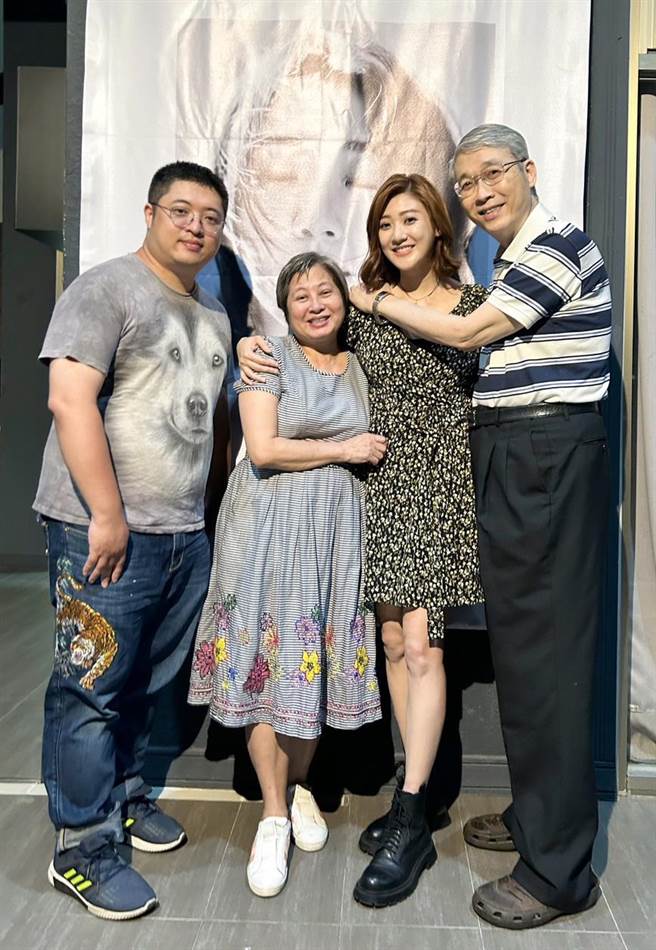 林逸欣（右二）与哥哥（左起）、妈妈、爸爸一家人感情亲密。（鑫羽工作室提供）