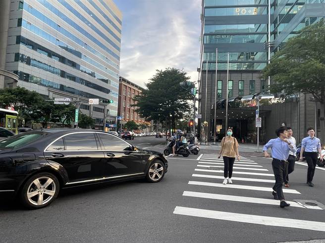 新北市交通事件裁决处统计，7、8月车辆不停让行人违规有7480件，比起去年同期2940件，增加2.6倍之多。（蔡亚桦摄）