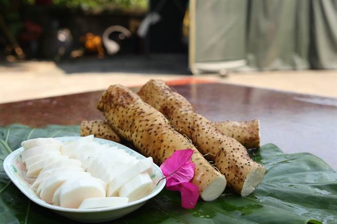 「原生种山药」是台湾特有的山药品种，盛产在新北市平溪、双溪、瑞芳、贡寮一带，风味和营养成份都完胜进口山药。(凯达大饭店提供)