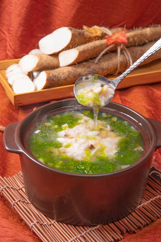 集结了东北角山珍海味的「山药翡翠羹」，迷人的山林海味让吃过的宾客难以忘怀。(凯达大饭店提供)