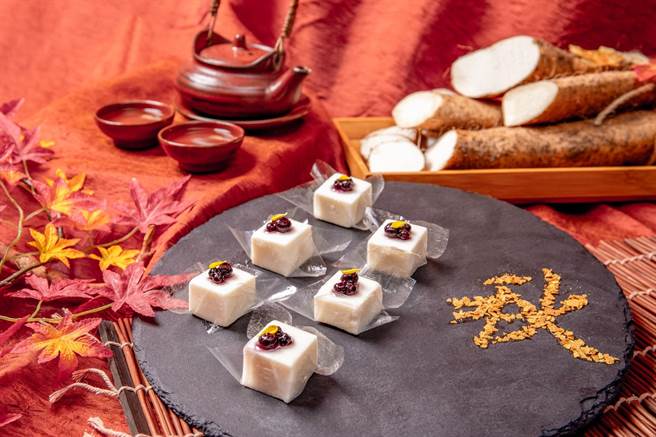 「蓝莓山药」将山药泥加入香醇牛奶制成绵密滑顺如冰淇淋般口感，再妆点酸甜的蓝莓酱，令人耳目一新。(凯达大饭店提供)