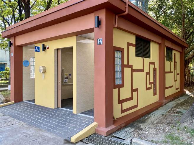华中公园公厕以线条纹路配合色块设计创造几何风格。（板桥区公所提供）
