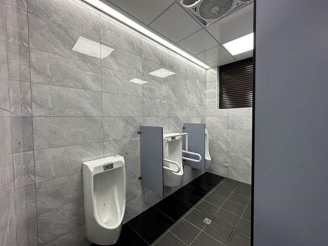 广福公园公厕墙面整新，并加强内部照明与通风性。（板桥区公所提供）