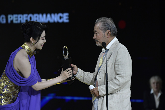 范冰冰颁奖给藤龙也。(图／美联社)
