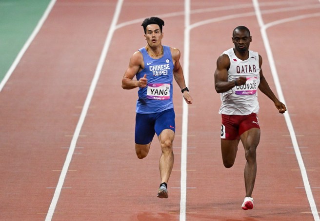 杨俊瀚(左)惊险超过卡达选手奥古诺得摘铜。(中华奥会提供)