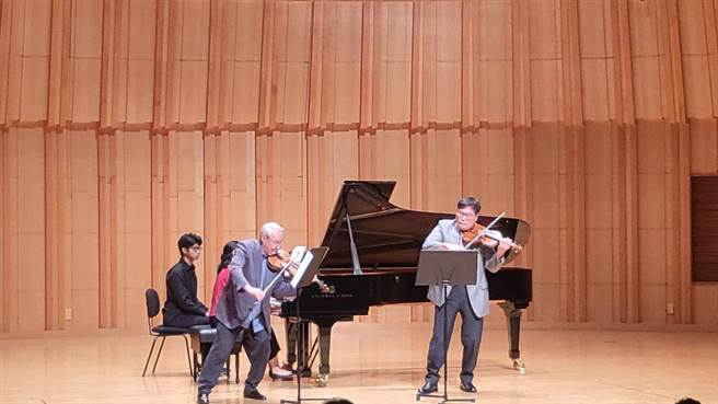 高龄85岁的法国国宝级小提琴家普雷来台，2日下午他在北艺大举行大师班，并和他的子弟兵、小提琴家苏显达同台演奏。（李欣恬摄）