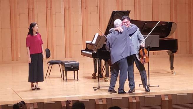 小提琴家苏显达与恩师小提琴家普雷难得同台演奏。（李欣恬摄）