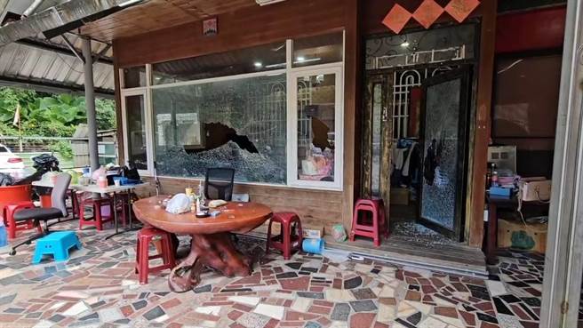 基隆市信义区一家宫庙凌晨遭人闯入，并砸毁休息室，警方表示已锁定犯嫌，正积极侦办中。（翻摄照片／张志康基隆传真）