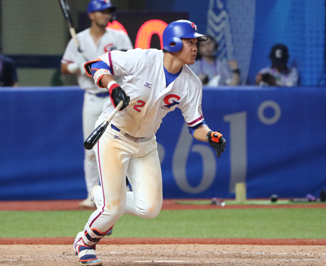 林子豪在8局下敲出带有2分打点一垒安打，助中华队锁住胜果。（毛琬婷摄）