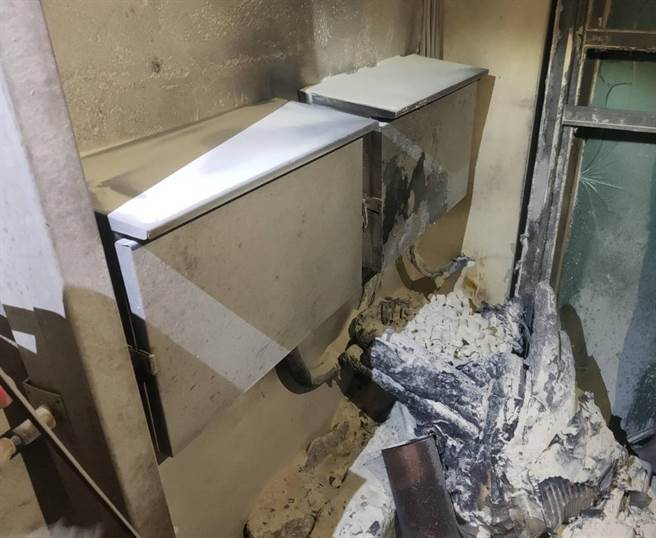 8楼的M8精品会馆火警现场，疑似冷气主机旁电气设备起火燃烧。（澎湖消防局提供／许逸民澎湖传真）
