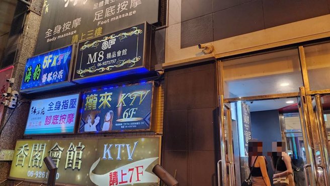 澎湖马公闹区的麦当劳大楼八大行业场所林立。（许逸民摄）