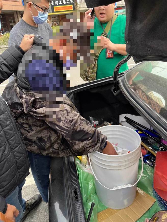 正新轮胎创办人罗结的涂姓前司机，因欠下大笔债务竟盗墓掳走「骨灰罈」。（民眾提供）