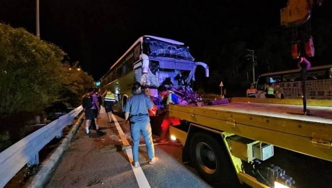 客运车头严重毁损。（民眾提供／李京升苗栗传真）