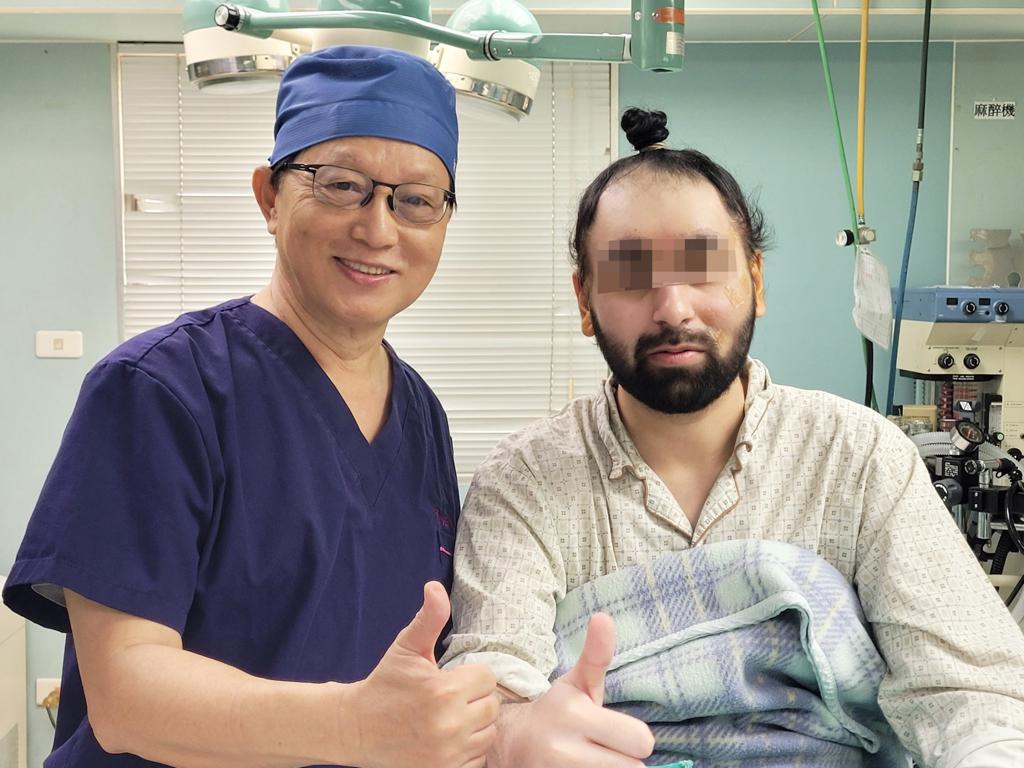 布萊克（右）遠從英國跨海向曹賜斌求診。（圖片來源：曹賜斌整外診所提供）