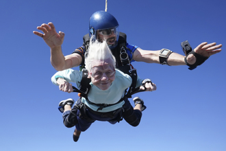 她104歲高空跳傘打破金氏紀錄！揭「另類」長壽秘訣