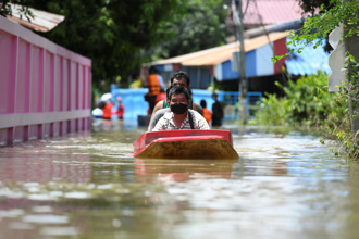 大雨造成泰國中部河流潰堤 淹沒逾4千棟房屋