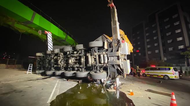 桃园捷运绿线工安意外吊车翻覆压路过车辆。(消防局提供／吕筱蝉桃园传真)
