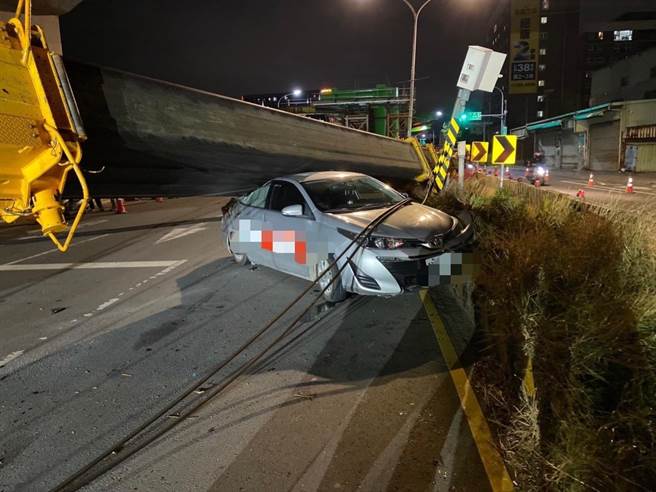 桃园捷运绿线工安意外吊车翻覆压路过车辆。(消防局提供／吕筱蝉桃园传真)