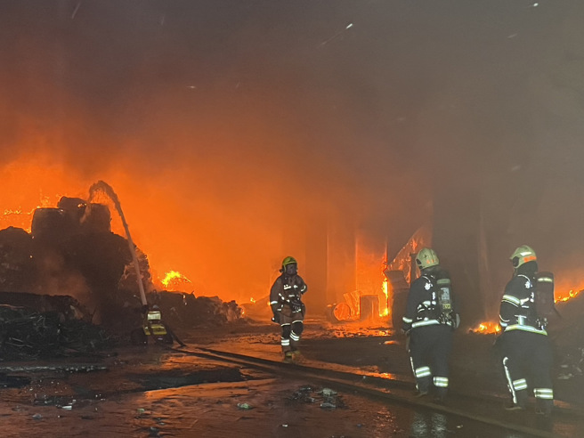 新北市树林区一处资源回收场3日凌晨0点多发生火警。(消防局提供)