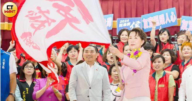 请假参选的新北市长侯友宜，近来支持度也再度攀升，外界认为随着投票日逼近，国民党开始打团体战，侯的民调仍有机会与赖清德继续拉近。（图／黄威彬摄）