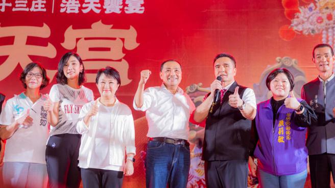 台中市长卢秀燕、国民党总统参选人侯友宜与民眾党台中市第一选区立委参选人蔡壁如日前同台，卢秀燕推荐「我的好朋友」蔡壁如，外界并形容该选区是蓝白合「示范区」（图／侯友宜竞办提供）