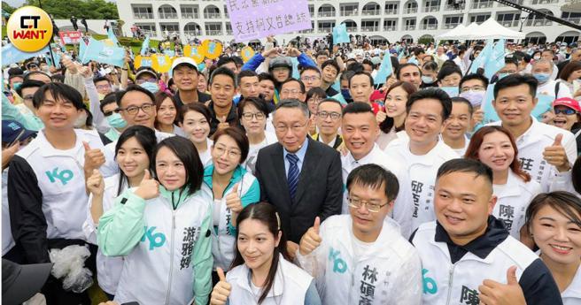柯文哲突然抛出「蓝白合比民调」的主张，外界解读柯想在民调出现拐点前，尽量替民眾党争取谈判筹码。（图／方万民摄）